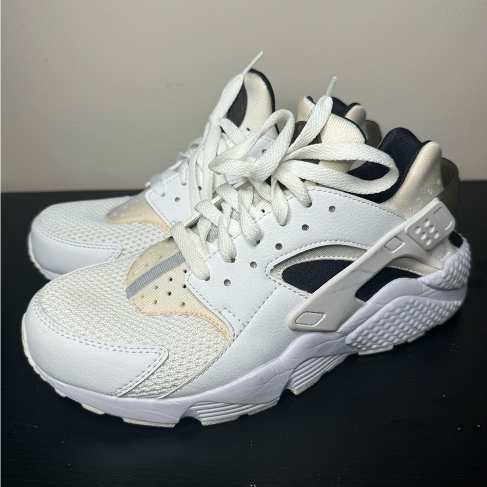 BLACK AND WHITE NIKE AIR HUARACHES SIZE 8.5 MENS/10 WOMENS